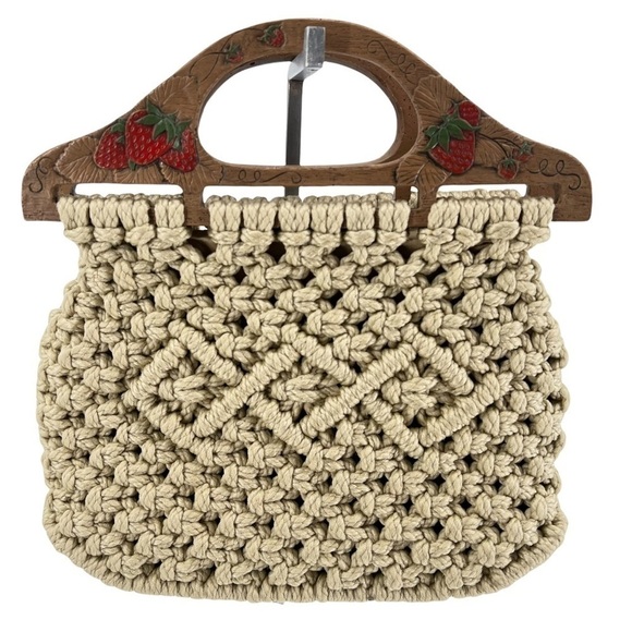 VINTAGE 70’s Macramé Boho Strawberry Handle Cream Woven Clutch Boho - Picture 1 of 8
